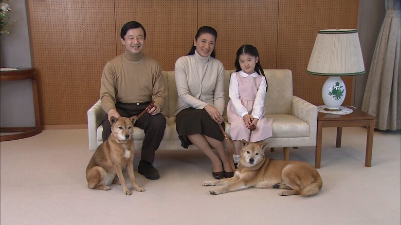 天皇陛下の誕生日　室内でも一緒　2008年2月　宮内庁提供