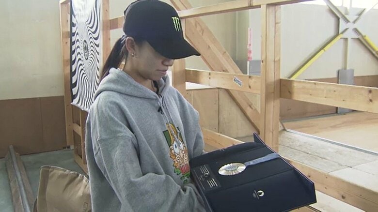 銀メダルを見つめる赤間選手