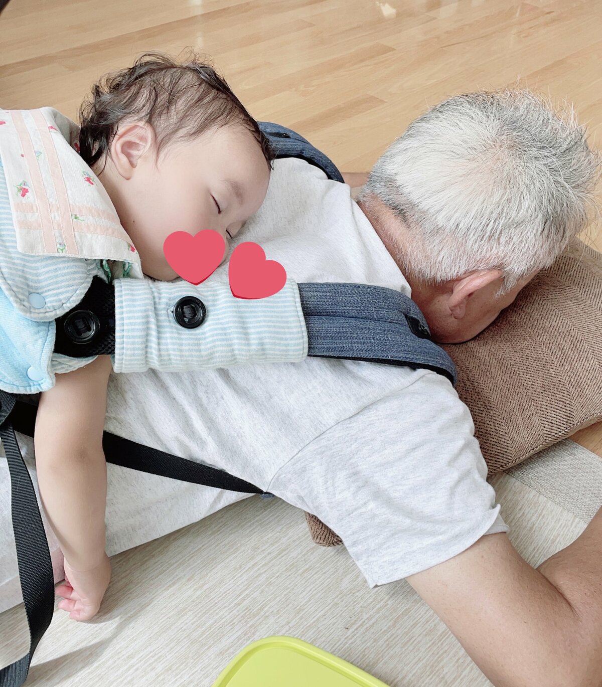 背中で寝た孫娘を起こさないようにうつ伏せになる優しいおじいちゃん 30分間この体勢でした Fnnプライムオンライン