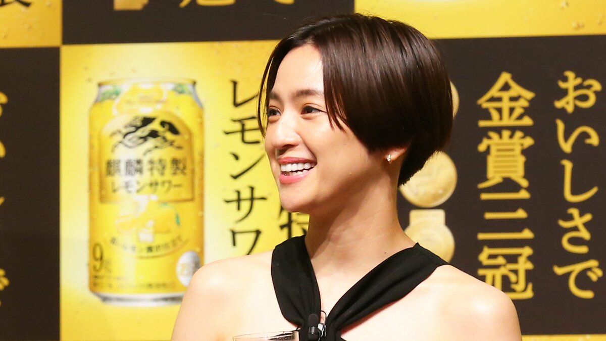 中村アン 大胆肩出しドレスで“美肩”披露…「切れ味スパッ」ショート