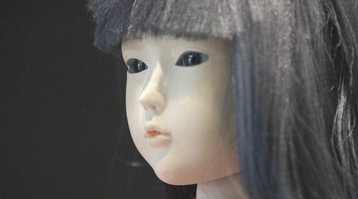 ひとりでに動いた」“ちょっと怖い人形”が50点 なぜか目が離せない