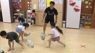 ラグビーボールは友達！園児がタックルとトライに挑戦　先生は現役選手、秋田市でラグビー教室