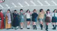 いつだって可愛く写真に写るために!時代別「女子のポーズ」の変遷が話題