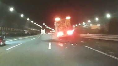 【独自】東名でトラックのタイヤが破裂…白煙と火花を散らしてガードレールに激突
