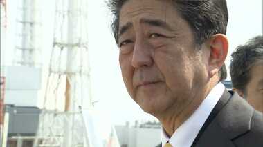 初の“原発マスクなし視察”首相同行記 散在する桜とナンバーなき車が物語る事故の影響