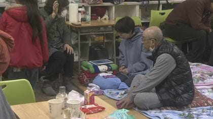 厳寒の避難所　トイレの水は学校のプールから…住民が交代で水くみ　物資まだ不十分　コロナ、インフルの感染者も