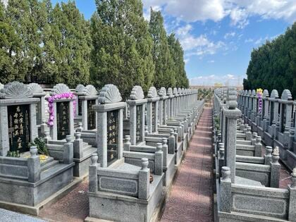 “紙幣”を燃やして故人に“送金“　中国「清明節」大渋滞のお墓参り