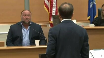 米保守派ラジオ番組の司会者に賠償命令　小学校銃乱射事件を「やらせ」と主張　