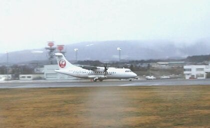 【映像】片側エンジンが停止したまま函館空港に”緊急着陸”する機体―札幌丘珠発秋田行きの北海道エアシステムJAL2823便JALが離陸後にエンジントラブル…乗客乗員26人にケガなし＜北海道＞