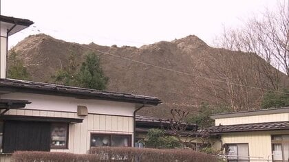 民家の裏に巨大な土砂の山が出現　亀裂も確認…過る土石流被害の不安　私有地への盛り土規制なく住民困惑【福島発】　