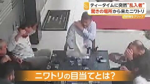 「空から降ってきた？」ニワトリが“ティータイム乱入”で騒然…「うちのニワトリが飛んでった」飼い主の声に爆笑　トルコ