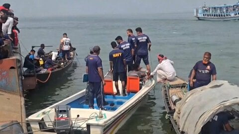 バスがフェリー乗り場で川に転落　子ども含む26人死亡　バングラデシュ