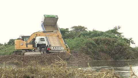 冠水続く印旛沼で復旧作業進む　決壊した堤防に土砂投入　台風25号の記録的大雨から1週間　死亡13人・不明3人