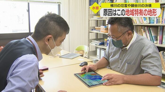 取材に答える金沢大学の青木准教授(右)