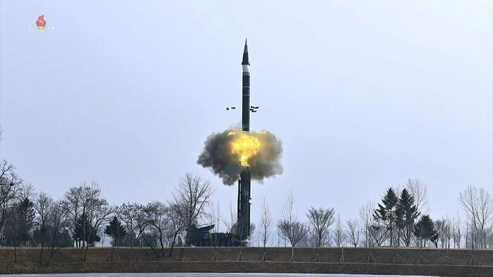 垂直に立てられた発射筒から打ち上げられた新型極超音速中長距離弾道ミサイル(6日)