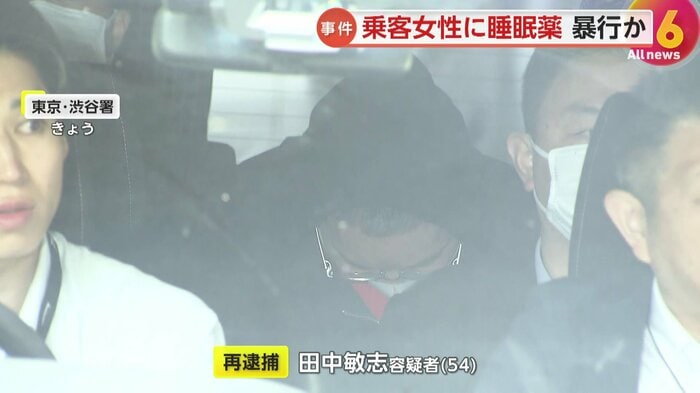 眼鏡をかけ、うつむく田中容疑者(東京・渋谷署 21日)