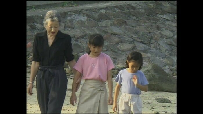 皇后さまの横を歩かれる秋篠宮家の長女・眞子さま(小5)と二女・佳子さま(小2)