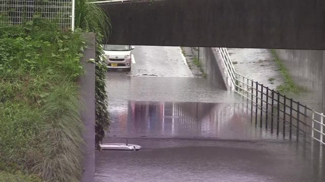 アンダーパスで水没した車両