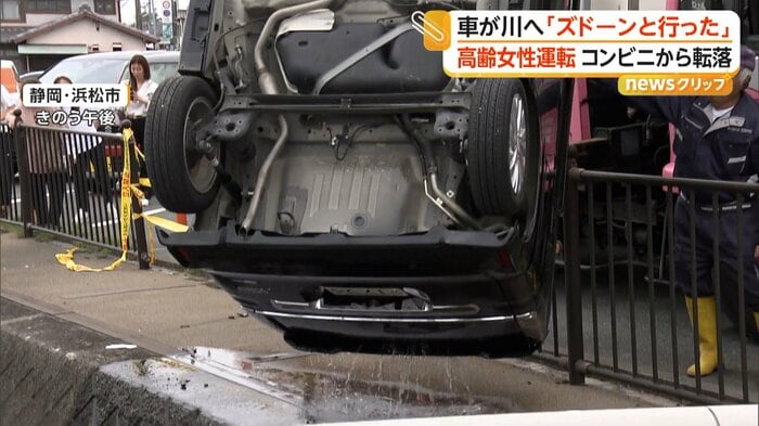 つり上げられる車