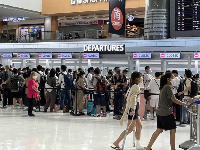 手荷物検査に並ぶ人々(成田空港・2022年7月28日午前6時半頃)