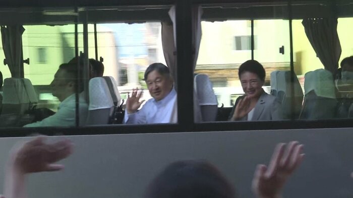 移動時も沿道の市民に笑顔で応対