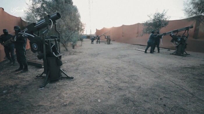 空対地ロケット弾の発射準備を行う戦闘員(ハマスの軍事部門が10月9日に公開した映像より)