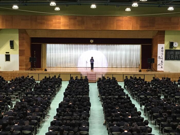 関西を中心に高校で講演活動を行っている