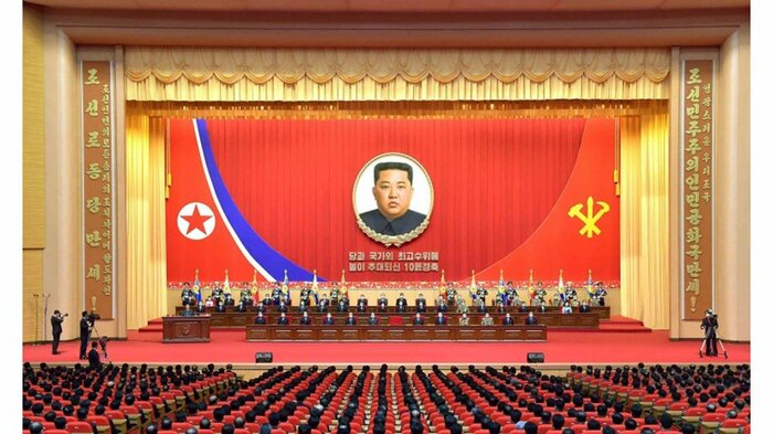 中央報告大会会場に掲げられた金総書記の巨大肖像画