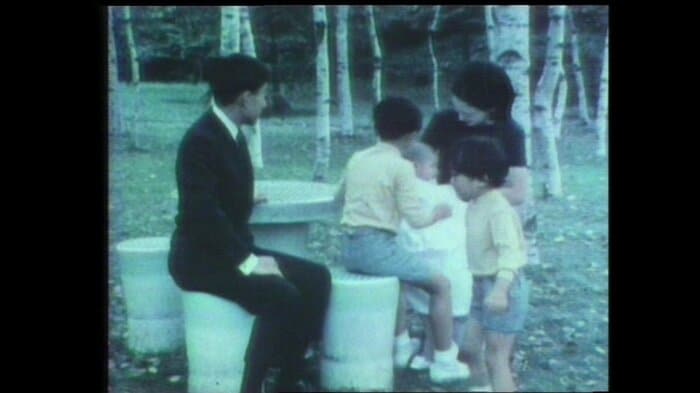 昭和44(1969)年　紀宮さまをあやされる両陛下と皇太子さまと秋篠宮さま