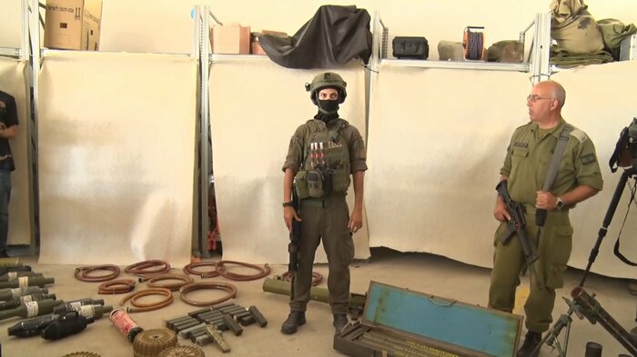 押収武器について説明するイスラエル軍関係者