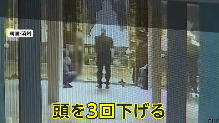仏様に頭を下げる犯人