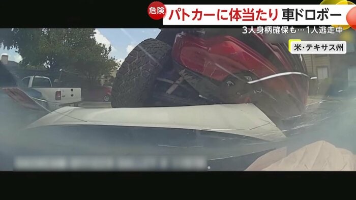 車が乗り上げボンネットが曲がるパトカー(Dallas Police Department)