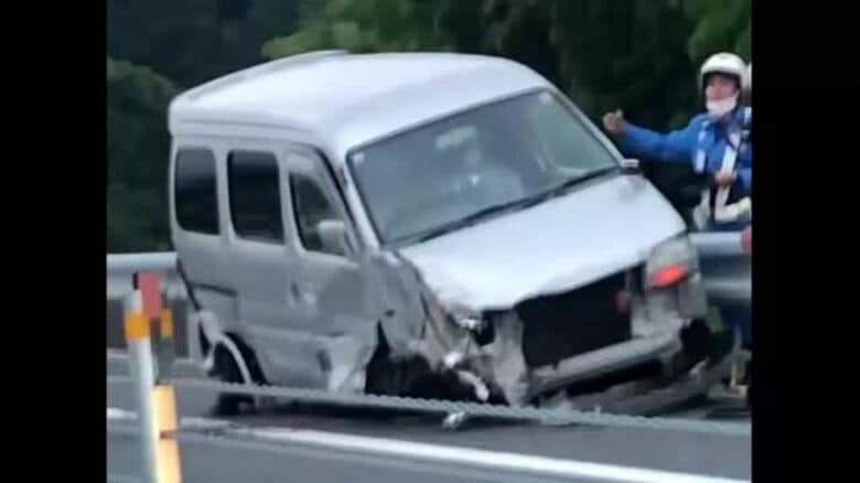 高知東部自動車道で車がワイヤーに衝突・横転、1人が救急搬送　通行止めで渋滞発生｜FNNプライムオンライン