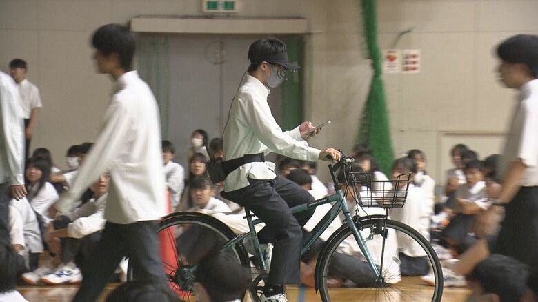 進行方向はほぼ見ず…自転車の「ながらスマホ」の危険性を高校生が目で実感 来年4月からは自転車にも“青切符”｜FNNプライムオンライン