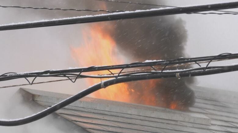 精肉店と住宅を兼ねた建物で火事　1人の遺体発見　兄弟で居住　40代の弟と連絡取れず　兄は病院に搬送｜FNNプライムオンライン