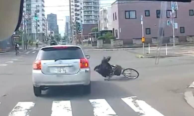 自転車に乗った女子高校生が車にはねられる＿運転手の男性は短く声をかけたあと、すぐに現場から走り去る＿道交法違反（事故不申告）の疑いも＜北海道札幌市＞｜FNNプライムオンライン