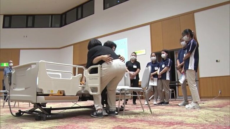 深刻な「人手不足」の介護業界で進む“外国人材の受け入れ”　介助技術の向上と実用的な日本語を学ぶ講習会に迫る【山形発】｜FNNプライムオンライン