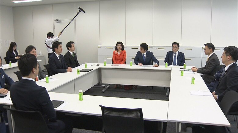 「回収！」資料を突き返し　自民・公明・維新の社会保険料の協議が“紛糾”　ガソリン税については初協議｜FNNプライムオンライン