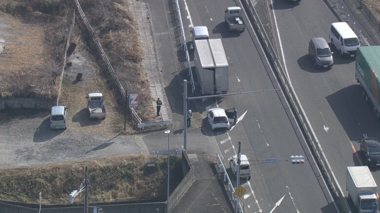 信号待ちの車列に「トラックが突っ込んできた」前の車に次々と衝突か 計11台が絡む事故となり1人がケガ｜FNNプライムオンライン