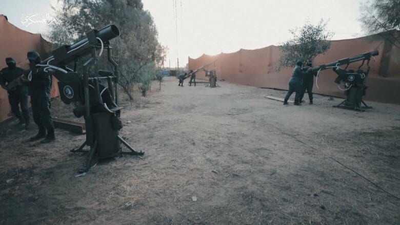 空対地ロケット弾の発射準備を行う戦闘員（ハマスの軍事部門が10月9日に公開した映像より）