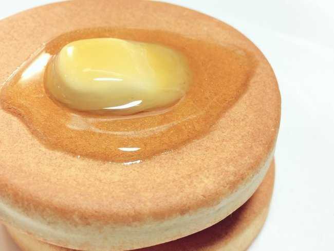 (上)粘土で作ったアイスクリームの作品 (下)粘土で作ったパンケーキの作品