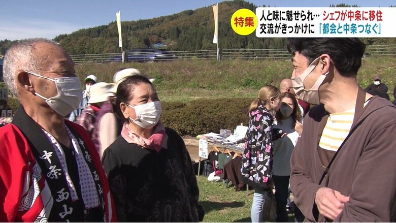 中条の住民と話す小松さん