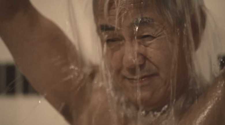 天皇の髪を切る前日に冷水30杯…(画像は取材に基づく再現)