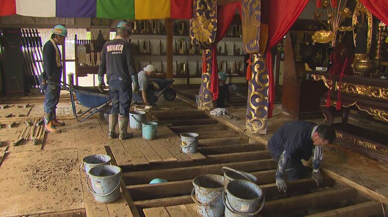復旧作業を手伝うボランティア