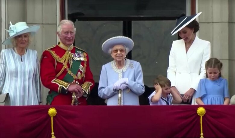 故エリザベス女王は抜群の支持と人気を誇ったが…