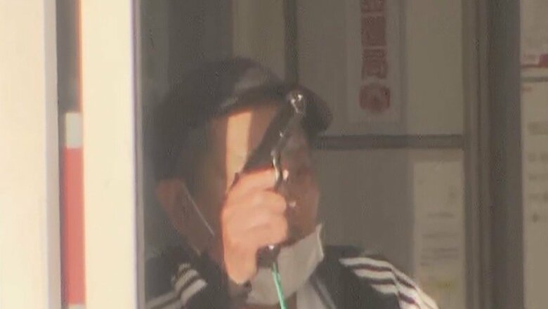 FNNのカメラが捉えた拳銃のようなものを持った鈴木常雄容疑者