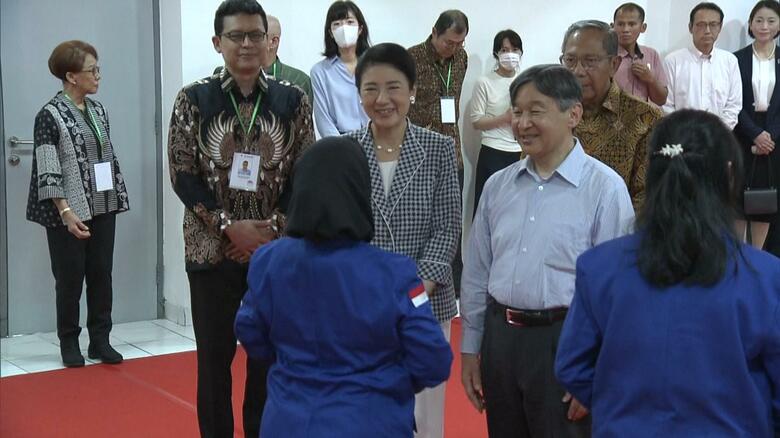 令和5（2023）年6月 日本語を学ぶ学生と懇談される両陛下（ダルマ・プルサダ大学）