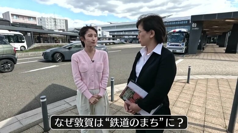 敦賀市立博物館の高早館長に案内してもらう