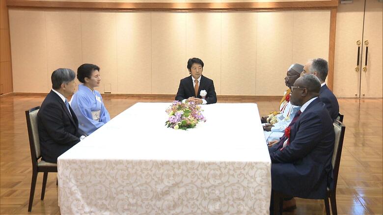 「野口英世アフリカ賞」受賞者と懇談される天皇皇后両陛下