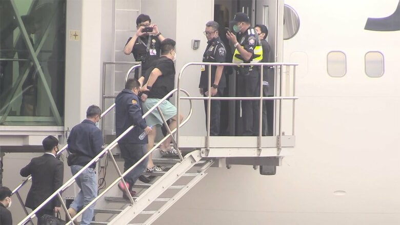 日本に向かう航空機に乗せられる今村磨人容疑者